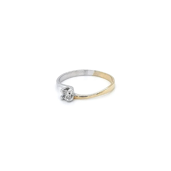 Nhẫn đính hôn bằng vàng với đá zircon