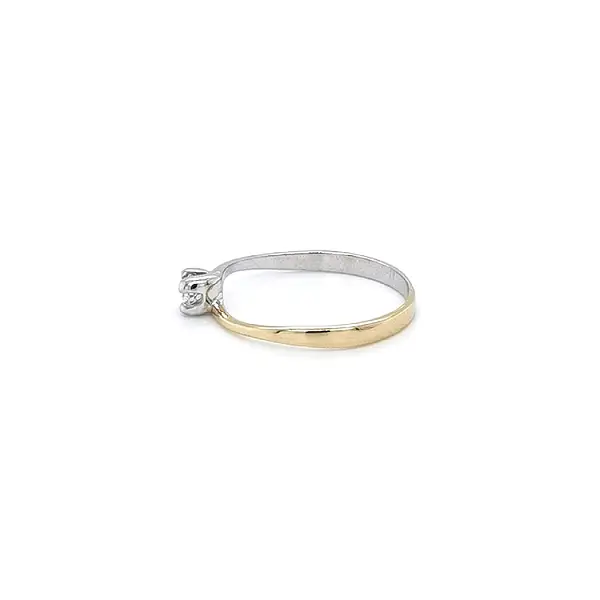 Nhẫn đính hôn bằng vàng với đá zircon