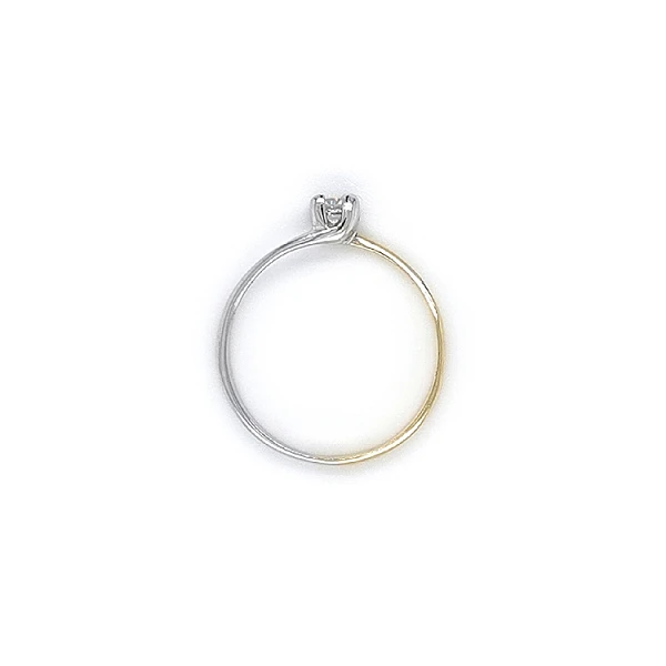 Nhẫn đính hôn bằng vàng với đá zircon