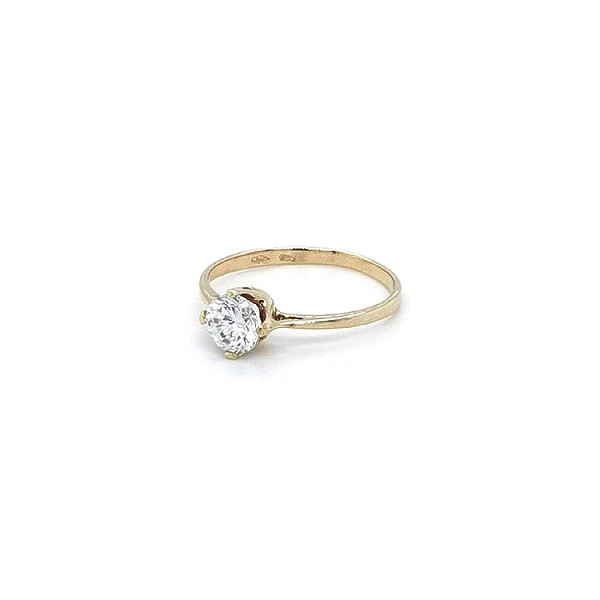 Nhẫn đính hôn bằng vàng với đá zircon