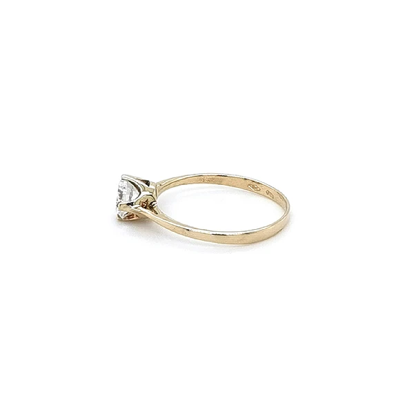 Nhẫn đính hôn bằng vàng với đá zircon