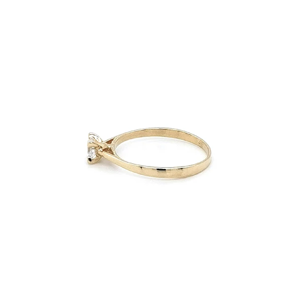 Nhẫn đính hôn bằng vàng với đá zircon