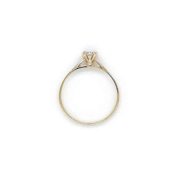 Nhẫn đính hôn bằng vàng với đá zircon