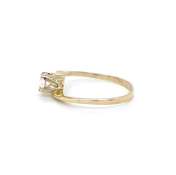 Nhẫn đính hôn bằng vàng với đá zircon