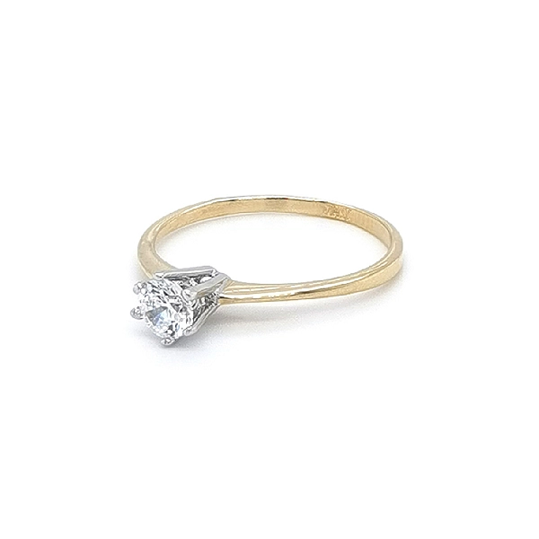 Nhẫn đính hôn với đá zircon làm từ vàng kết hợp