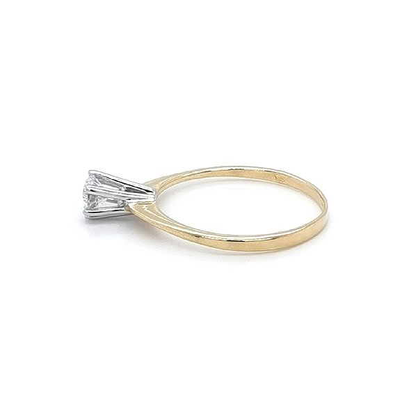Nhẫn đính hôn với đá zircon làm từ vàng kết hợp