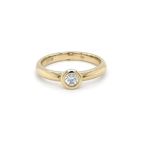 Nhẫn đính hôn bằng vàng với đá zircon