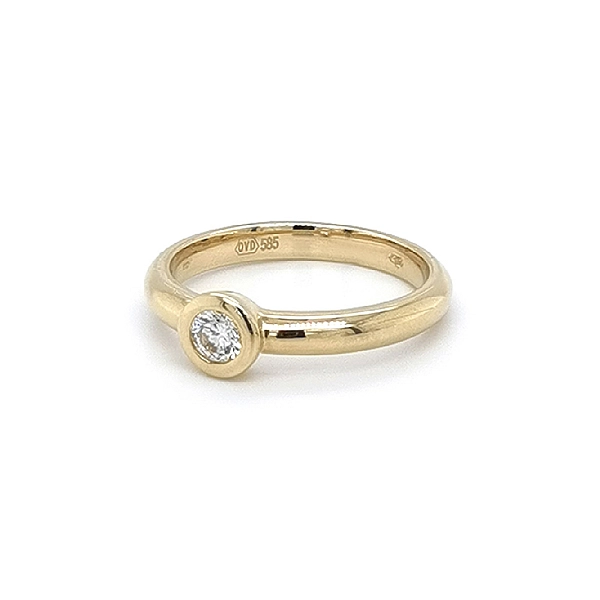 Nhẫn đính hôn bằng vàng với đá zircon