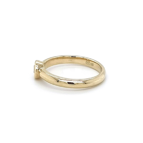 Nhẫn đính hôn bằng vàng với đá zircon