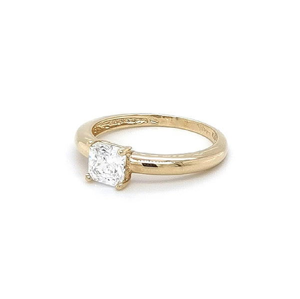 Nhẫn đính hôn bằng vàng với đá zircon
