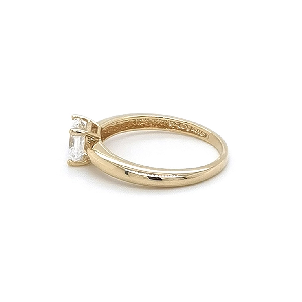Nhẫn đính hôn bằng vàng với đá zircon