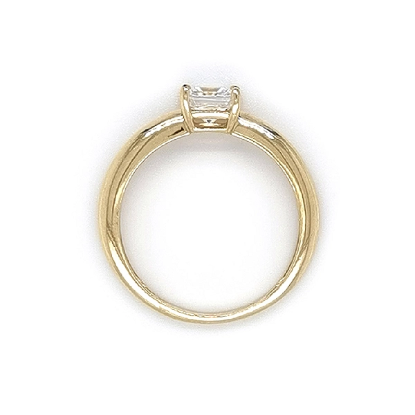 Nhẫn đính hôn bằng vàng với đá zircon