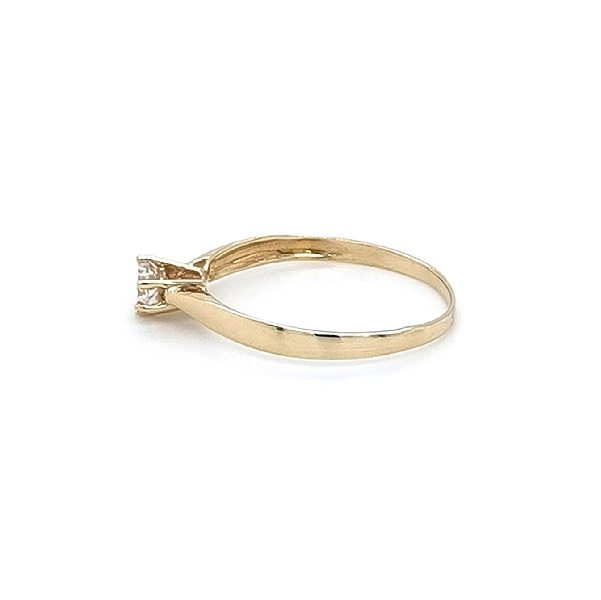 Nhẫn đính hôn bằng vàng với đá zircon
