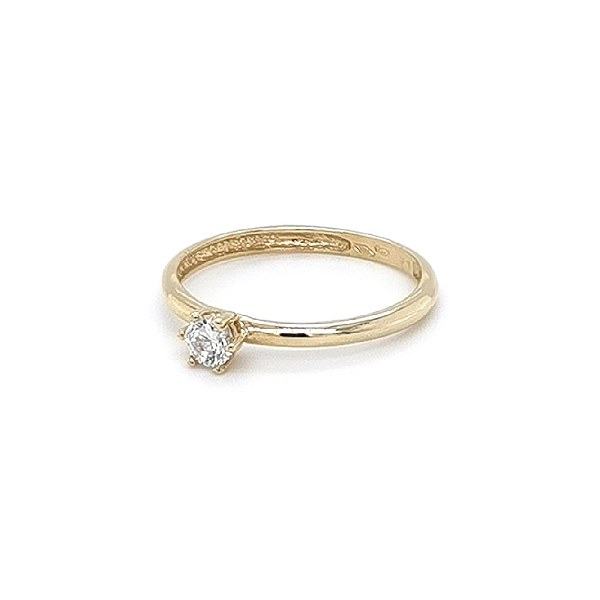 Nhẫn đính hôn bằng vàng với đá zircon