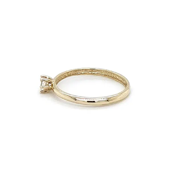 Nhẫn đính hôn bằng vàng với đá zircon