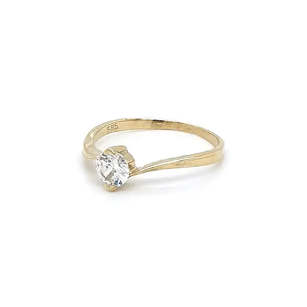 Nhẫn đính hôn bằng vàng với đá zircon