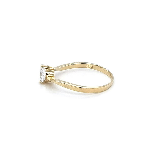 Nhẫn đính hôn bằng vàng với đá zircon