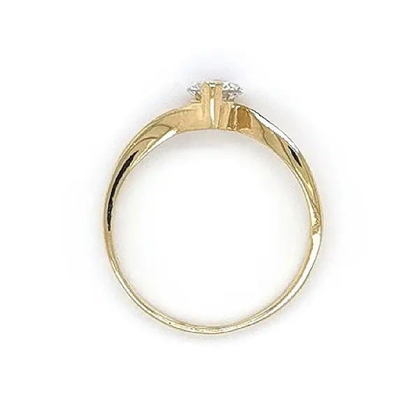 Nhẫn đính hôn bằng vàng với đá zircon