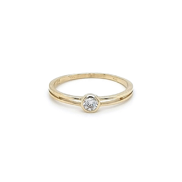 Nhẫn đính hôn bằng vàng với đá zircon