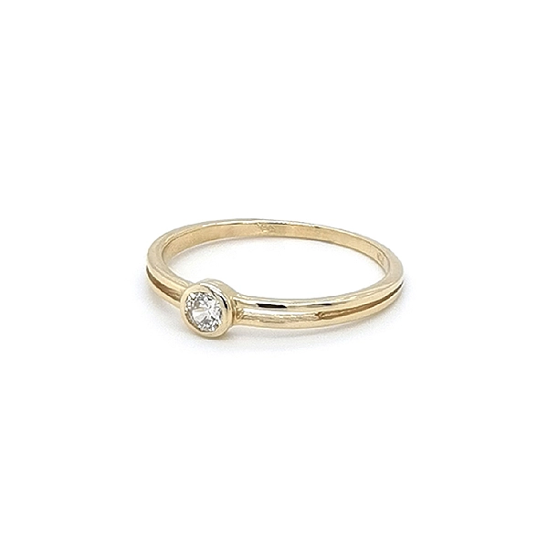 Nhẫn đính hôn bằng vàng với đá zircon