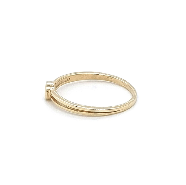 Nhẫn đính hôn bằng vàng với đá zircon