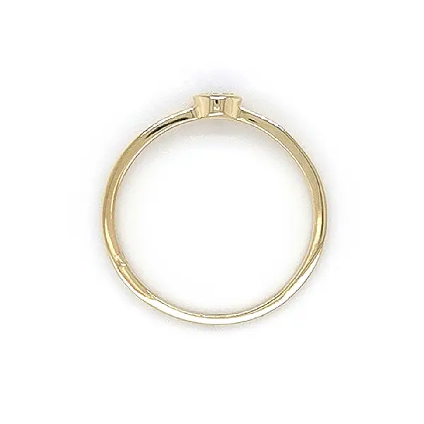 Nhẫn đính hôn bằng vàng với đá zircon