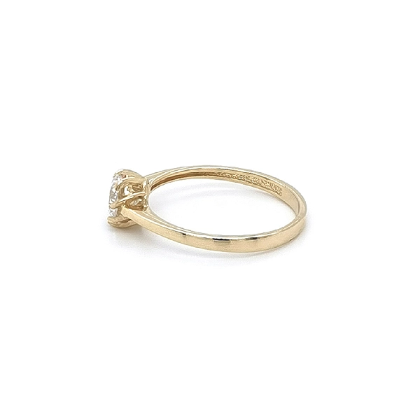 Nhẫn đính hôn bằng vàng với đá zircon