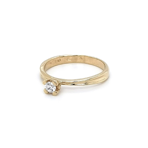 Nhẫn đính hôn bằng vàng với đá zircon