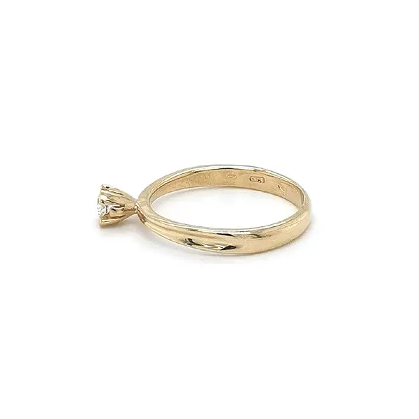 Nhẫn đính hôn bằng vàng với đá zircon