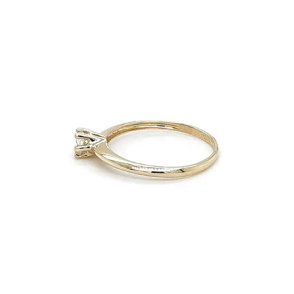 Nhẫn đính hôn bằng vàng với đá zircon