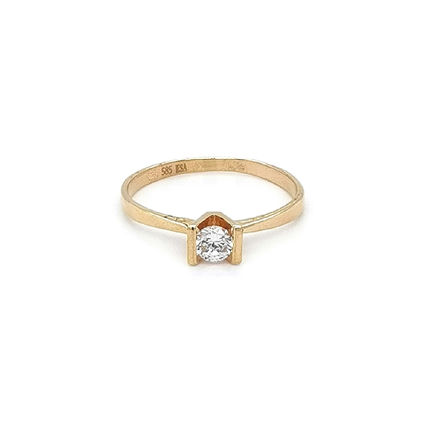 Nhẫn đính hôn bằng vàng với đá zircon