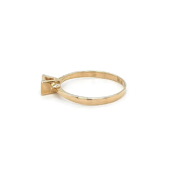 Nhẫn đính hôn bằng vàng với đá zircon