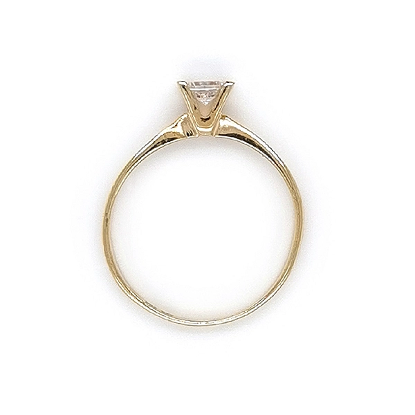 Nhẫn đính hôn bằng vàng với đá zircon