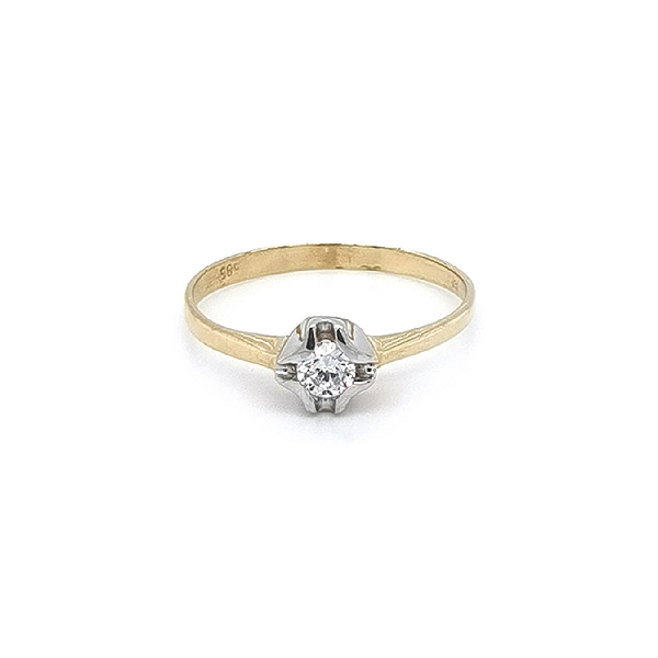 Nhẫn đính hôn với đá zircon làm từ vàng kết hợp