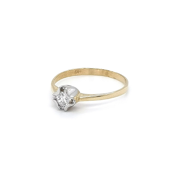 Nhẫn đính hôn với đá zircon làm từ vàng kết hợp
