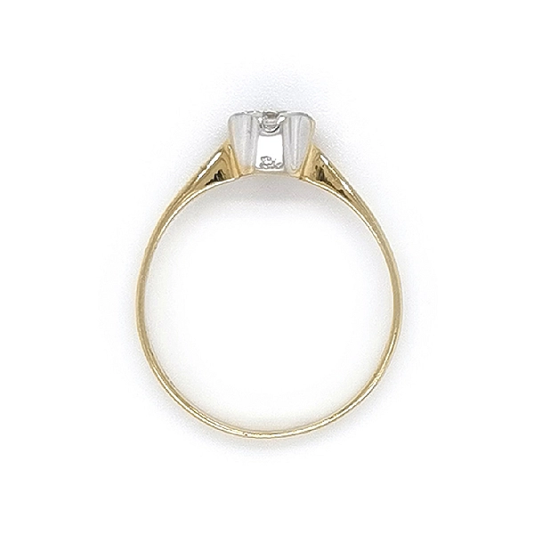 Nhẫn đính hôn với đá zircon làm từ vàng kết hợp