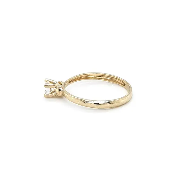 Nhẫn đính hôn bằng vàng với đá zircon