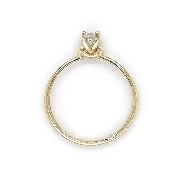 Nhẫn đính hôn bằng vàng với đá zircon