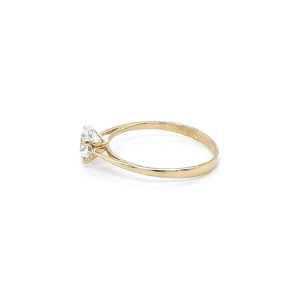 Nhẫn đính hôn bằng vàng với đá zircon