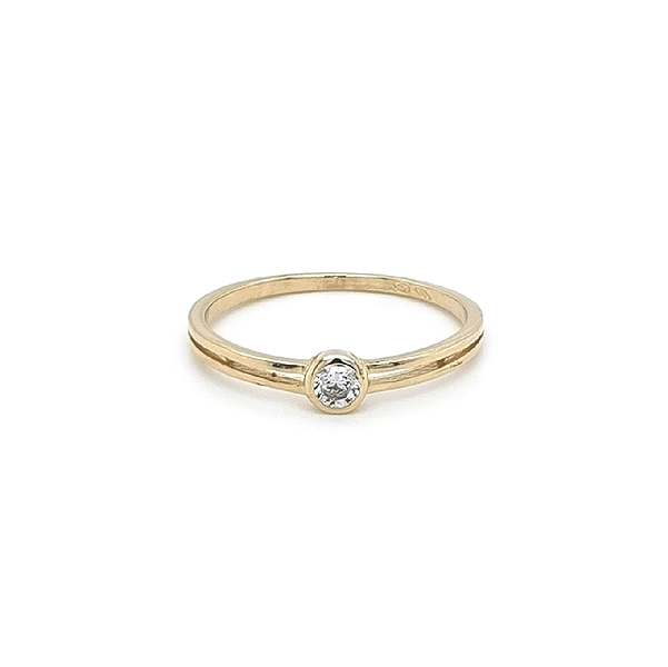 Nhẫn đính hôn bằng vàng với đá zircon