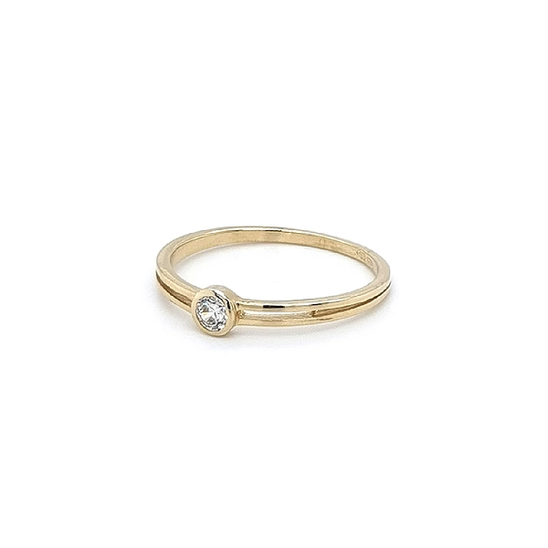 Nhẫn đính hôn bằng vàng với đá zircon
