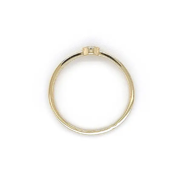 Nhẫn đính hôn bằng vàng với đá zircon