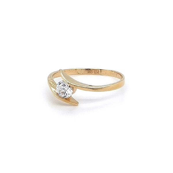 Nhẫn đính hôn bằng vàng với đá zircon