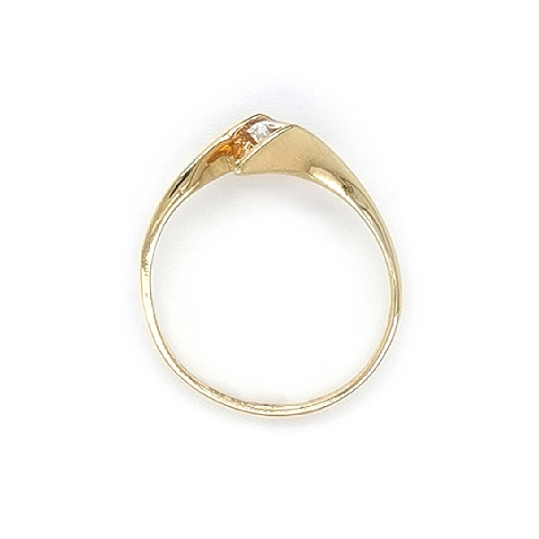 Nhẫn đính hôn bằng vàng với đá zircon