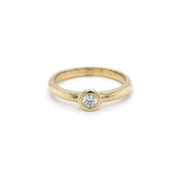 Nhẫn đính hôn bằng vàng với đá zircon