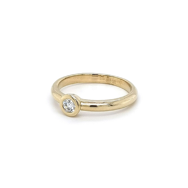 Nhẫn đính hôn bằng vàng với đá zircon