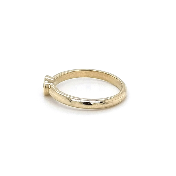 Nhẫn đính hôn bằng vàng với đá zircon