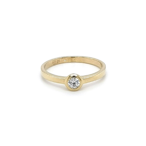 Nhẫn đính hôn bằng vàng với đá zircon