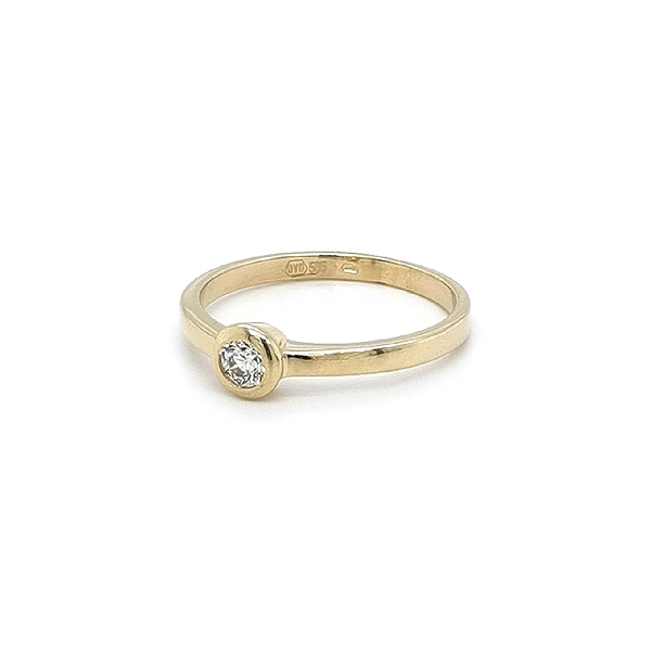Nhẫn đính hôn bằng vàng với đá zircon