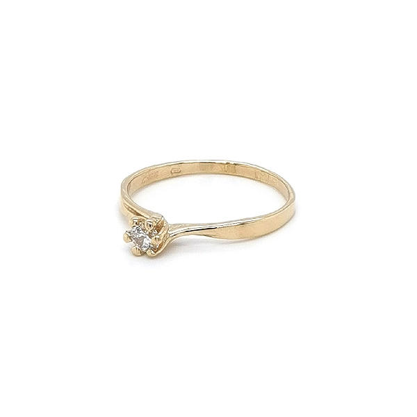 Nhẫn đính hôn bằng vàng với đá zircon